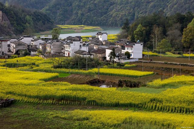 它寬7.4米，有3個(gè)房間和1個(gè)大廳，旁邊還有一個(gè)車(chē)庫，這讓人們喜歡二樓的這種鄉村別墅。